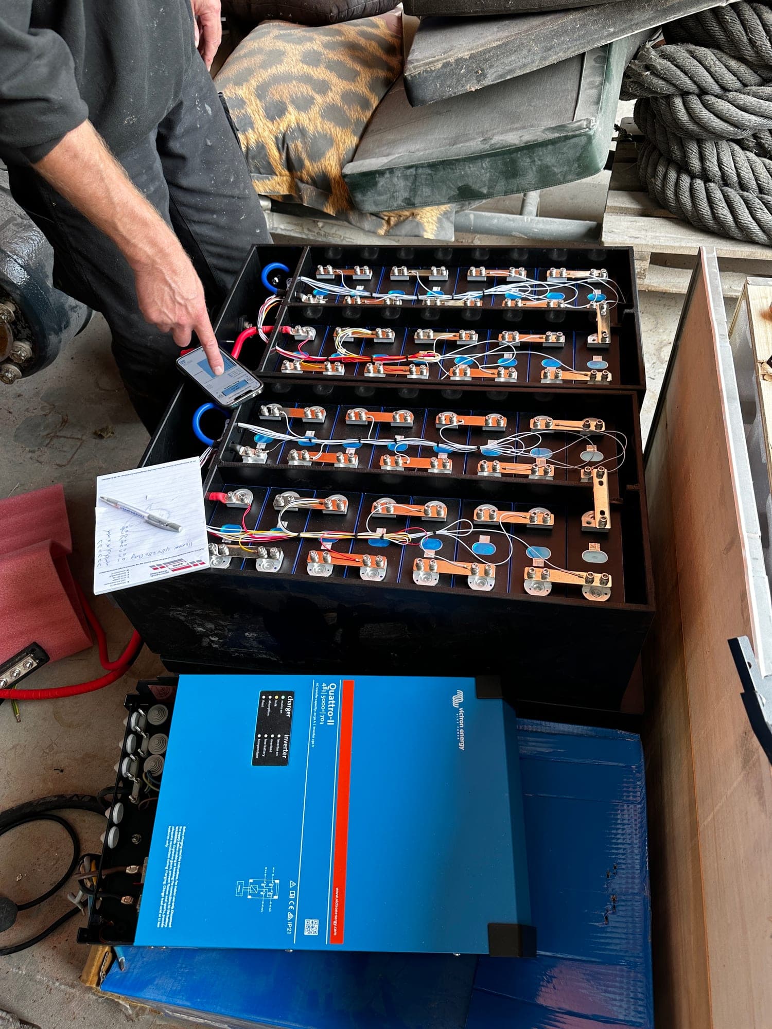 Accucellen en laadapparatuur van het 120 kWh-systeem worden aangesloten