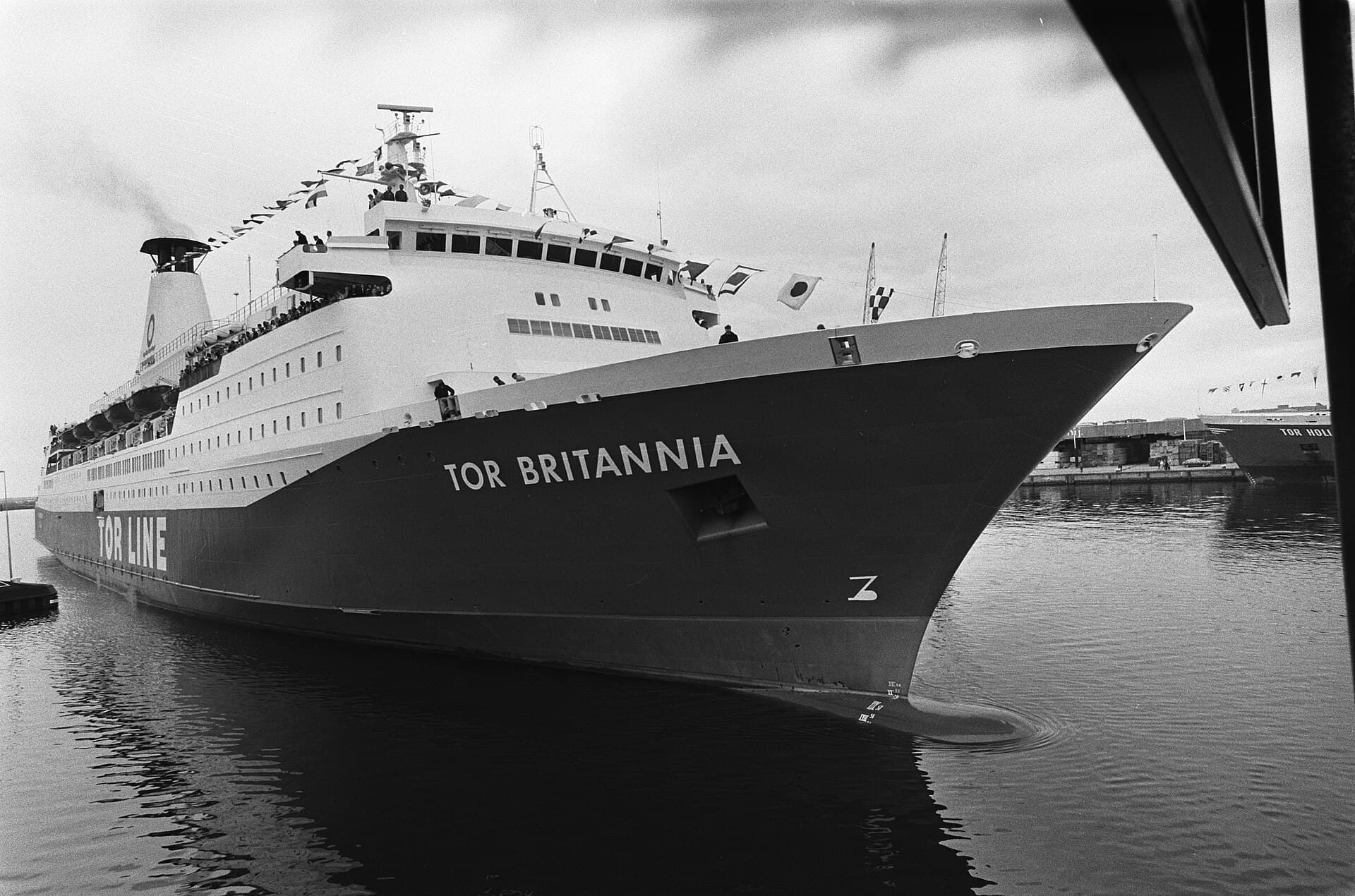 De veerboot Tor Britannia in Tor Line-kleuren komt aan in de Amsterdamse Suezhaven, mei 1975